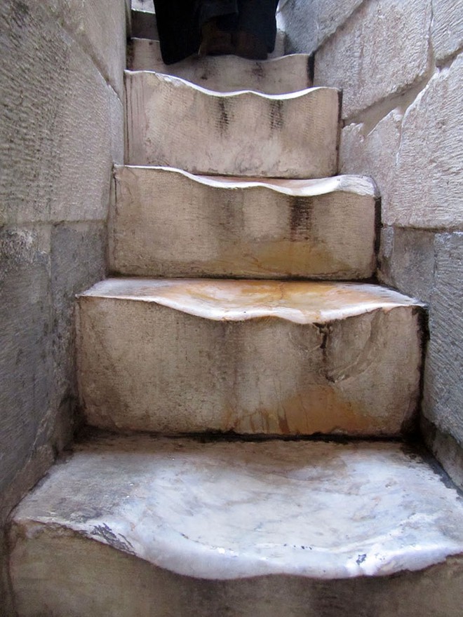  Những bậc thang bằng đá cẩm thạch dẫn lối lên đỉnh tháp nghiêng Pisa 