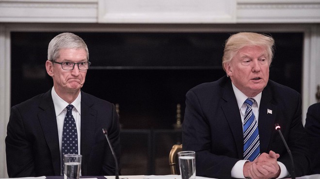  Biểu cảm khó đỡ của CEO Tim Cook. 