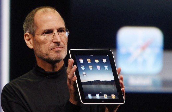  Steve Jobs và chiếc iPad đời đầu 