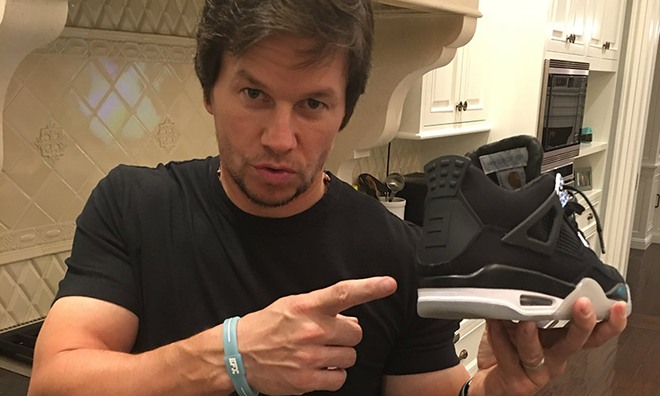  Mark Wahlberg trên tay Air Jordan 4 Eminem x Carhartt, mẫu giày từng được đẩy giá lên đến 30.000 USD 