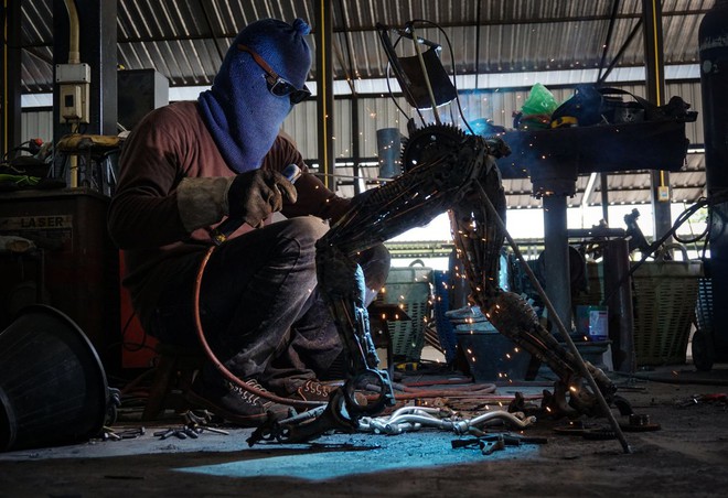  Một người thợ tại xưởng Ban Hun Lek trong quá trình chế tạo tượng Aliens 