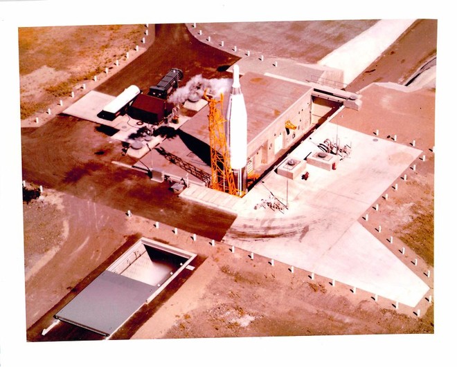  Ảnh chụp từ trên cao khi hầm tên lửa hạt nhân Atlas E đang hoạt động (1961 - 1965). Đó là thời kỳ cao điểm của Chiến tranh Lạnh 