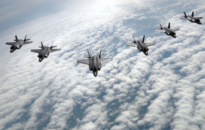  Các máy bay F-35 Lightning II của không lực Hoa Kỳ bay theo đội hình trong chuyến bay tập huấn vào ngày 2/5/2017 