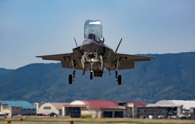  Một chiếc F-35B Lightning II thuộc Thủy Quân Lục Chiến , với phi đoàn Thủy quân lục chiến 121, lơ lửng trên không trung trước khi hạ cánh thẳng đứng xuống Trạm Không Quân Thủy Quân Lục Chiến ở Iwakuni, Nhật Bản vào ngày 13/6/2017 