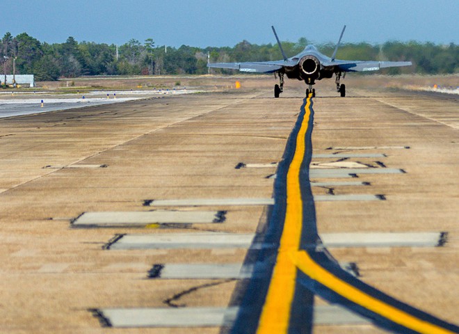  Một chiếc F-35C Lightning II trượt trên đường băng từ Phi đội Chiến Đấu F-35 ở Căn cứ Không Lực Eglin, Florida 