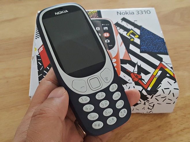 Nhiều nơi chỉ có sẵn Nokia 3310 2017 màu xanh đen. Ảnh: H.P.