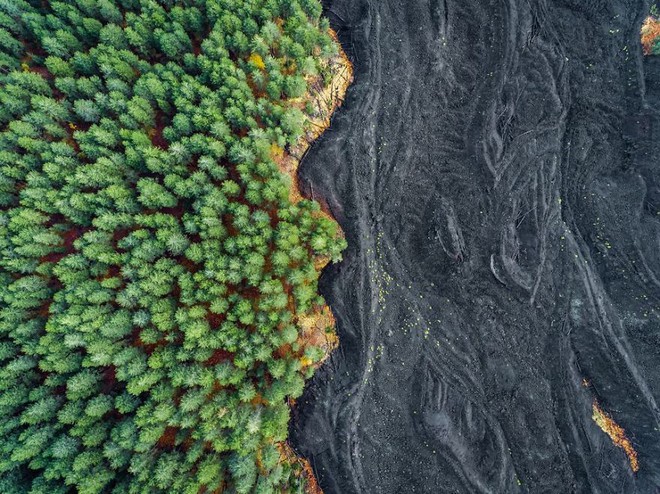  Bức ảnh được chụp bằng drone ở Sicily. Những gợn sóng nham thạch đã rắn lại đến từ vụ vun trào của núi lửa Etna vào năm 2002, thậm chí nó còn được đưa vào bộ phim Star Wars: Episode III. Bức ảnh được thực hiện bởi nhiếp ảnh gia Placido Faranda 