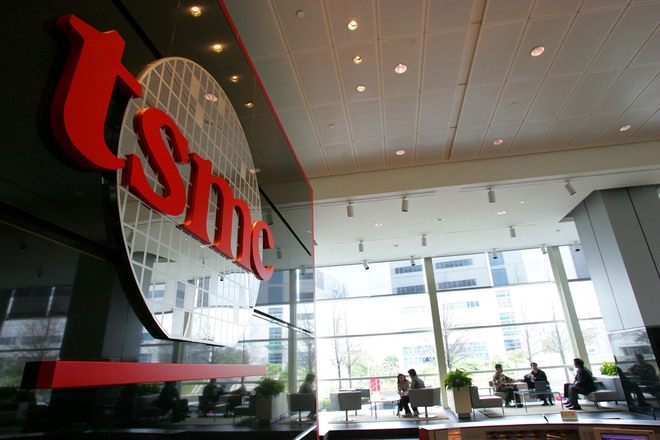  TSMC đang là nhà sản xuất chất bán dẫn hàng đầu thế giới, giá trị vốn hóa cao hơn cả gã khổng lồ Intel. 