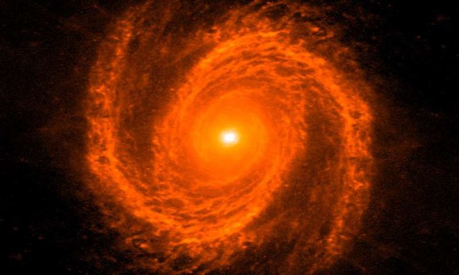  Thiên hà dạng Sab, có tên là Messier 81, nằm trên chòm sao phía bắc của Ursa Lớn, và có khối lượng lỗ đen cỡ 68 triệu lần mặt trời 