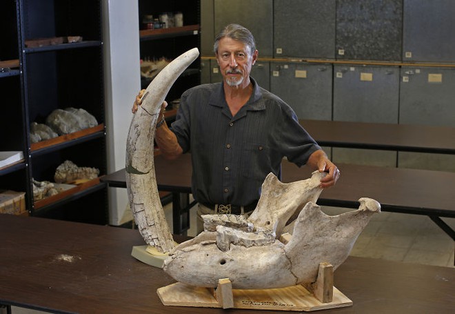  Peter Houde, Giáo sư sinh vật học tại Trường đại học New Mexico bên cạnh mẫu hóa thạch mà Jude Sparks tìm thấy 