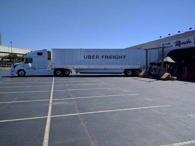 Convoy là đối thủ cạnh tranh của dịch vụ xe tải Uber Freight. 