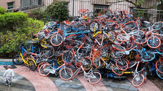  Những chiếc xe đạp bị vứt chỏng chơ tại nhiều nơi ở Trung Quốc 
