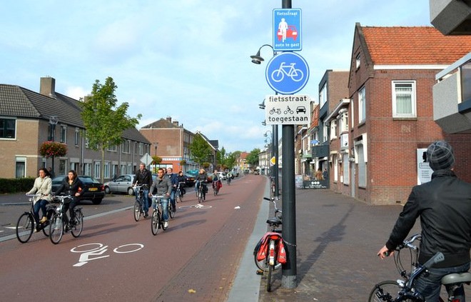  Fietsstraator - hay đường xe đạp - là một loại đường ở Hà Lan cho phép cả xe đạp và ô tô đi lại. Tuy nhiên hầu hết mọi người tham gia giao thông đều sử dụng xe đạp là chủ yếu trên các đoạn đường này. 