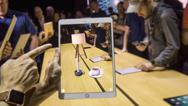  ARKit hoạt động trơn tru trên chiếc iPad tại Hội nghị Các nhà phát triển Toàn cầu của Apple. Ảnh từ Bloomberg. 