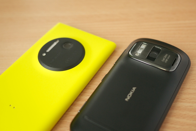  Nokia Lumia 1020 (màu vàng) bên cạnh Nokia 808 PureView 