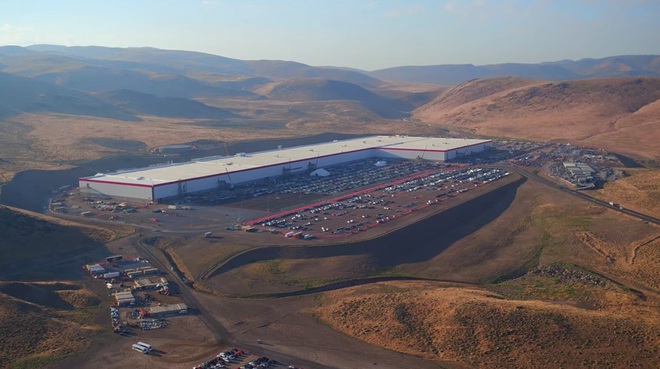  Gigafactory được bao quanh bởi địa hình đồi núi tại vùng Sparks bang Nevada. Gigafactory trải dài trên diện tích hơn 5 triệu mét vuông 