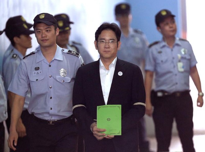 Ông Lee Jae Yong (Jay Y.Lee) trên đường đến tòa án trung tâm quận Seoul, Hàn Quốc hôm 7/8/2017. Ảnh: Reuters