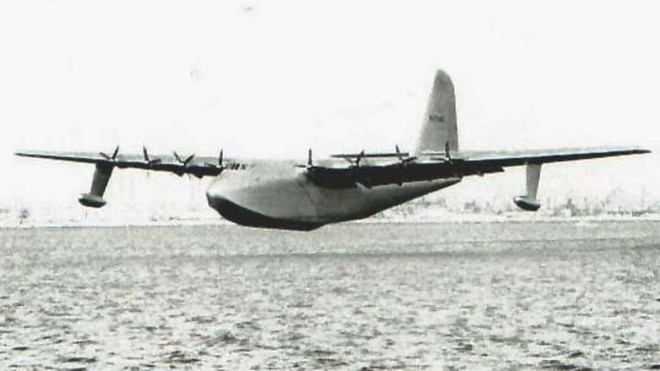  Spruce Goose - chiếc máy bay gần như làm hoàn toàn bằng gỗ của tỷ phú Mỹ Howard Hughes 