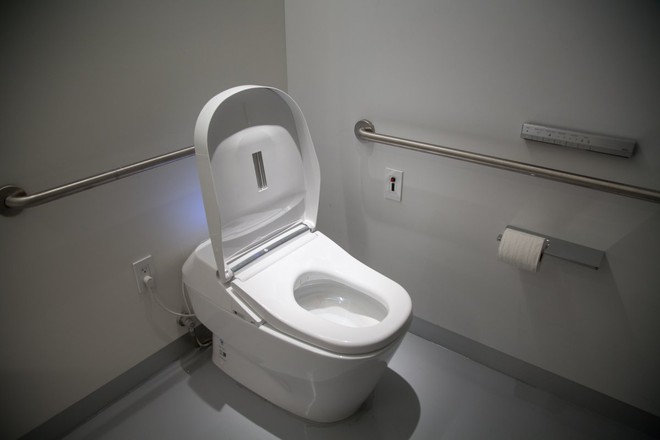  Khi người dùng tiến lại gần, nắp toilet 750H sẽ tự mở. 