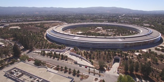  Được đặt tên Apple Park, trụ sở của Apple nhìn từ xa giống với một “tàu vũ trụ” hình tròn 