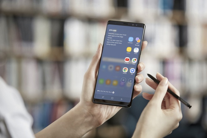  Khi đặt trước Samsung Galaxy Note 8, khách hàng sẽ được tặng kèm Gear 360 hoặc sạc không dây 