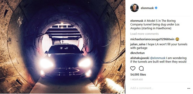  Elon Musk mang xe Tesla đặt ngay ngắn giữa đường hầm đang đào 