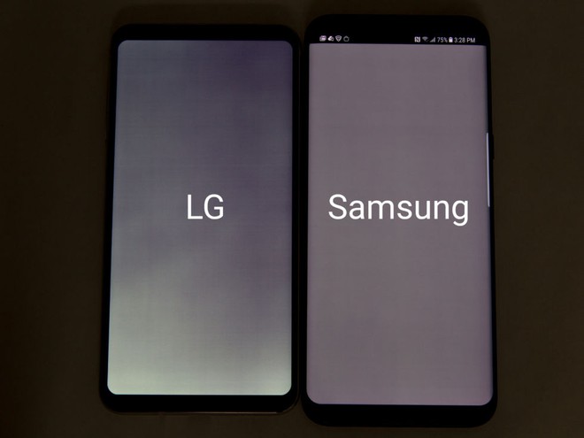  LG V30 đặt cạnh Samsung Galaxy S8, cùng hiển thị một màu xám trong điều kiện ánh sáng yếu. 