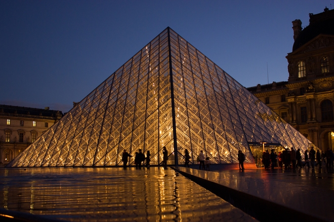  Cơ sở chính của bảo tàng Louvre tại Pháp nổi tiếng toàn thế giới với thiết kế hình kim tự tháp. Để có được thương hiệu bảo tàng Louvre, Adu Dhabi đã mất đến 525 triệu USD 