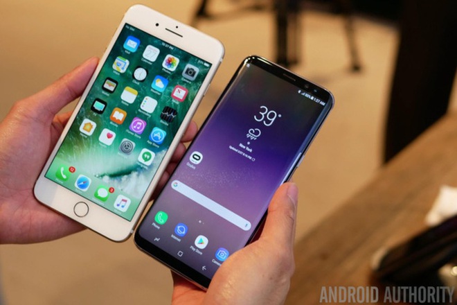 iPhone 7 Plus đọ dáng với Samsung Galaxy S8 .