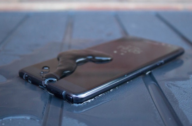  Tính năng chống nước giờ đây là một tính năng không thể thiếu trên các thiết bị cao cấp của Samsung. 