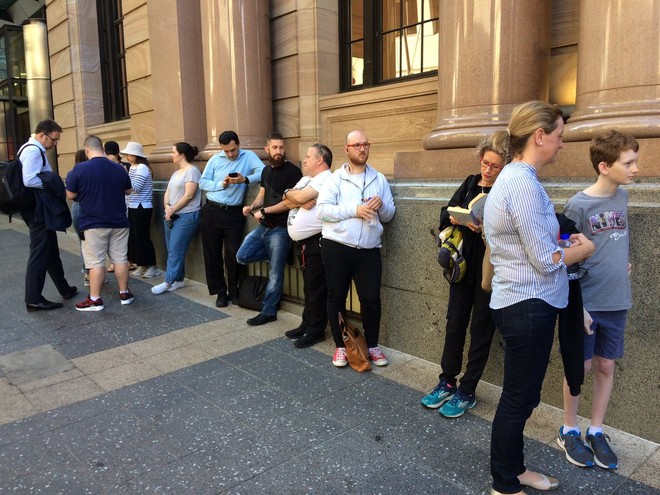  Có chưa tới 30 người xếp hàng chờ mua iPhone 8 bên ngoài Apple Store trên đường George, thành phố Sydney, nước Úc. 