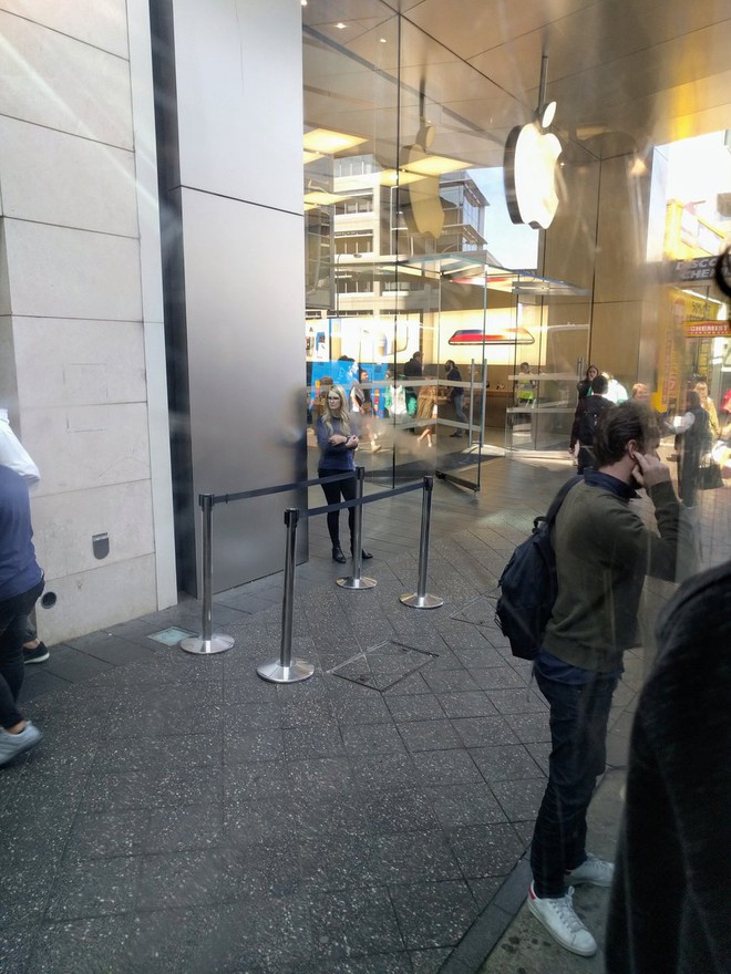  Một khung cảnh khác bên ngoài Apple Store tại Bondi, Sydney. 