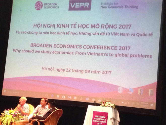 Nguyên Phó thủ tướng Vũ Khoan chia sẻ tại Hội nghị kinh tế học mở rộng 2017. 