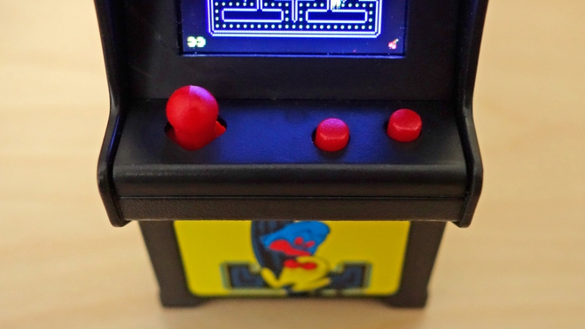  Mỗi máy Tiny Arcade được trang bị joystick và 2 nút bấm 