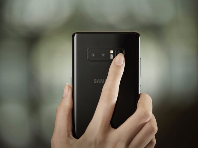  Trên Samsung Galaxy Note8, cảm biến vân tay được đặt ở phía sau lưng của máy 