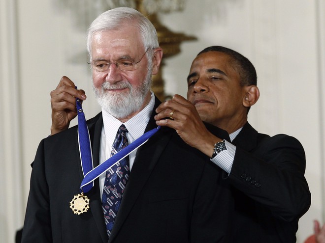  Ngài Foege được đích thân cựu Tổng Thống Barrack Obama trao tặng huân chương Tự Do 