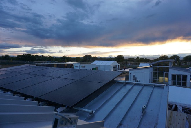  Trên mái nhà, các tấm pin mặt trời sẽ lưu giữ và cung cấp năng lượng cho cả ngôi nhà, ngoài ra có cả một phòng cơ khí riêng biệt, tại đây người dùng có thể điều khiển cả hệ thống điện, nước nóng và thoát khí của toàn bộ căn nhà 
