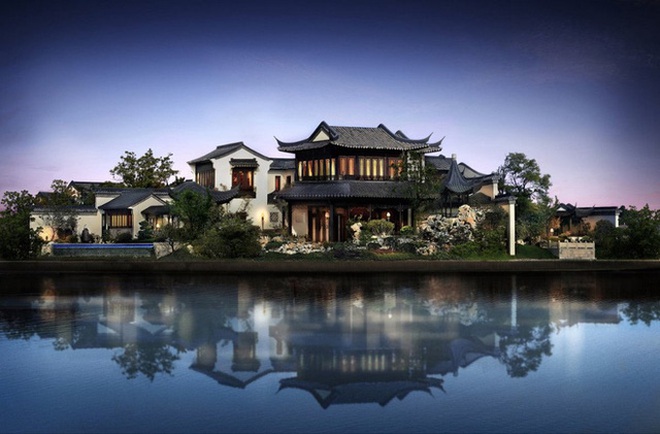  Đây là cái nhìn tổng quan về biệt viện của Jack Ma với diện tích khoảng 1.663 mẫu, được bao quanh bởi hồ Dushu. 