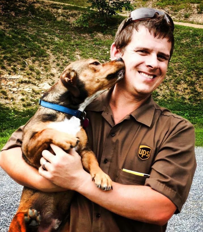 
Sean McCarren, người đã sáng lập nên cộng đồng tài xế UPS yêu chó - UPS Dogs
