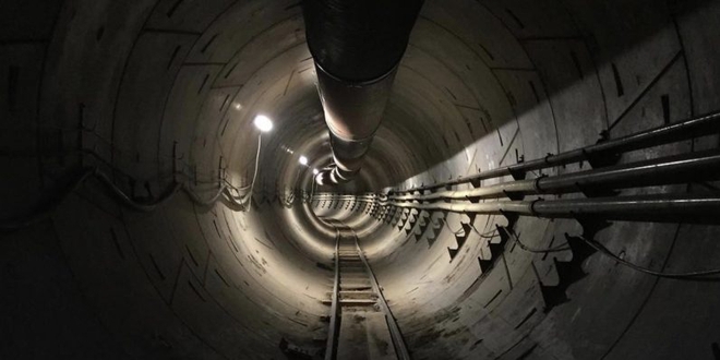 Tỷ phú Elon Musk khoe đường hầm xuyên thành phố vừa mới đào xong - Ảnh 1.