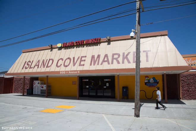  Cửa hàng bán lẻ đầu tiên tại Treasure Island được mở vào năm 2012, bán các đồ vật gia dụng và có cả một quầy gà rán 