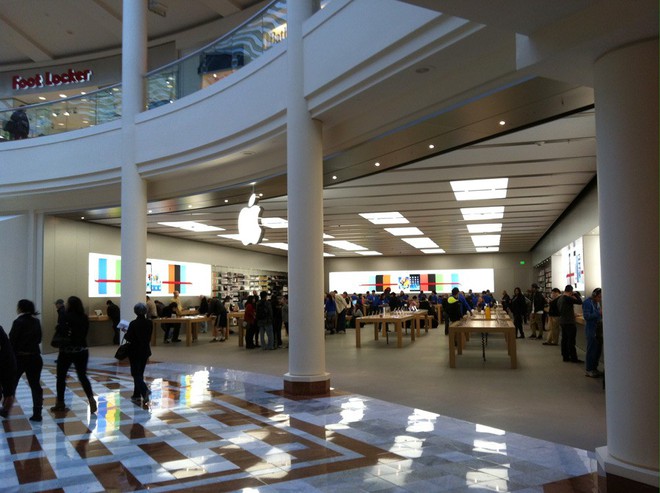 Ba tên trộm vừa đánh cắp hơn 300 chiếc iPhone X tại Apple Store San Francisco - Ảnh 1.