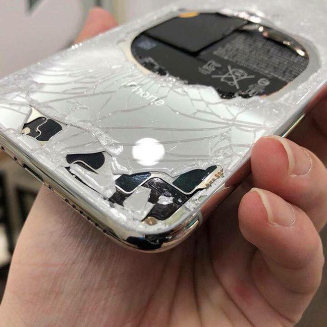 iPhone X vỡ phần lưng máy