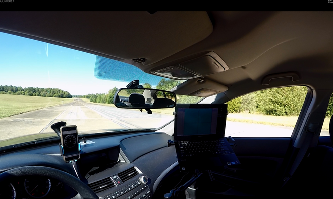  Ứng dụng “mô phỏng xe trong vòng lặp” đang được chạy trên máy tính xách tay và điện thoại nhắc nhở lái xe cần duy trì tốc độ bao nhiêu để vượt qua ngã tư 