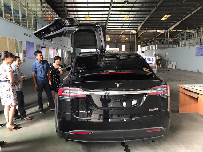  SUV điện Tesla Model X P100D được cho đi đăng kiểm. 