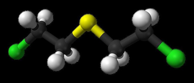  Cấu trúc hóa học của khí mù tạt, sulfur (màu vàng) ở giữa kết nối hai cánh lại. Mỗ cánh chứa hai nguyên tử carbon (màu đen), mỗi nguyên tử lại kết nối với hai nguyên tử hydrogen (màu trắng). Nguyên tử clo (màu xanh lá) nằm ở điểm cuối cùng của cấu trúc này. 