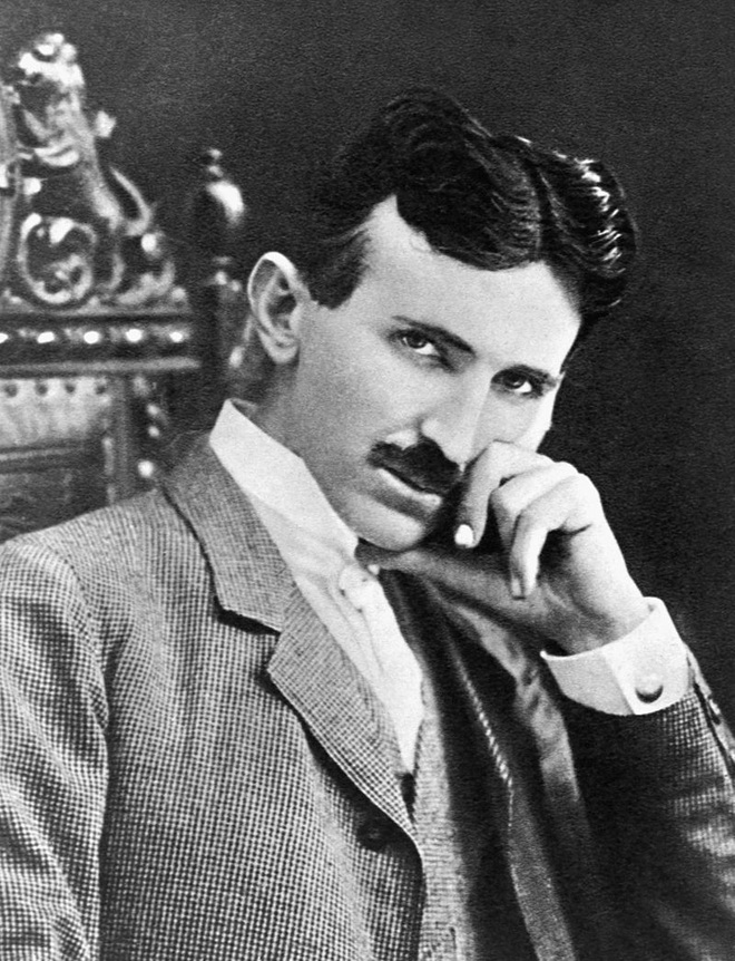 
Hình ảnh về Nikola Tesla, một người đàn ông mảnh dẻ, râu ria với khuôn mặt gầy và cằm nhọn.
