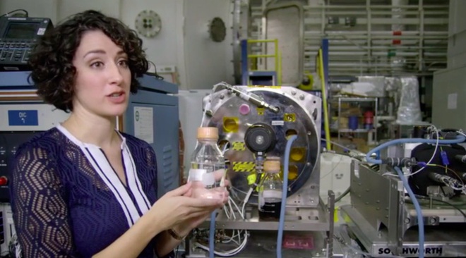  Jennifer Pruett - Kỹ sư của NASA trình bày về loại máy chưng cất có thể biến nước tiểu thành nước uống (Theo SMITHSONIAN CHANNEL) 
