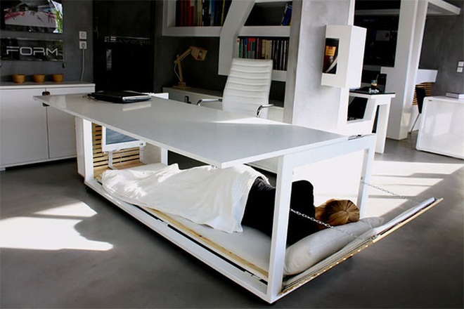  Không gian bên dưới bàn được thiết kế để trở thành giường nghỉ cho dân văn phòng 