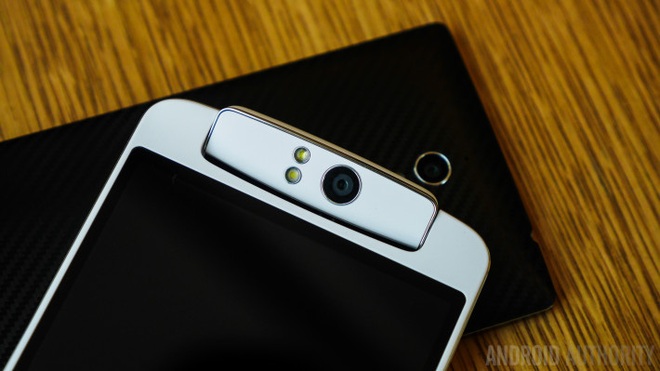  Oppo N1, chiếc điện thoại được ra mắt vào cuối năm 2013 có camera xoay để có thể chụp ảnh selfie với chất lượng của camera sau. 
